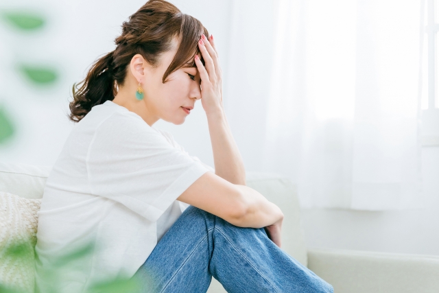 頭を抱えている女性